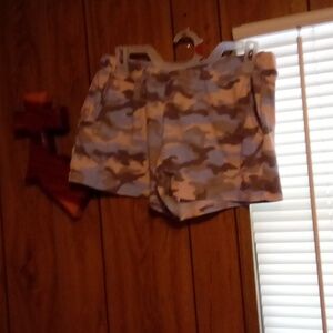 Tart size large camo shorts